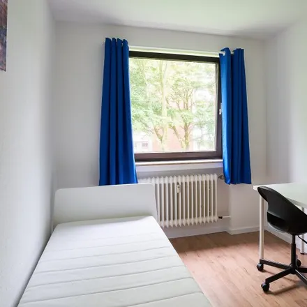 Rent this 3 bed room on Kölner Landstraße 334 in 40589 Dusseldorf, Germany