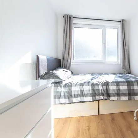 Image 3 - 1-20 Lawrence Close, London, E3 2AS, United Kingdom - Room for rent