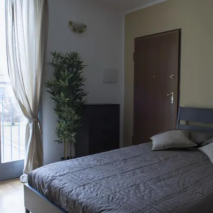 Rent this 7 bed room on Via Giuseppe De Finetti in 13, 20142 Milan MI