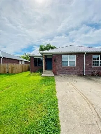 Rent this 3 bed house on 1478 North Bernice Drive in Fayetteville, AR 72703