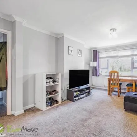 Image 2 - Strokins Road Play Area, Strokins Road, Kingsclere, RG20 5RG, United Kingdom - Apartment for sale