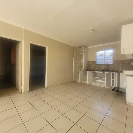 Image 2 - Level Street, Wentworth Park, Krugersdorp, 1739, South Africa - Apartment for rent