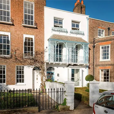 Rent this 3 bed townhouse on The White house in 67 Kew Green, London