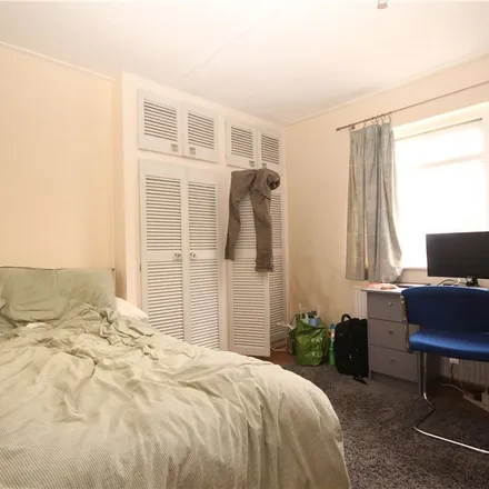 Rent this 6 bed apartment on 12 Lincoln Road in Guildford, GU2 9TJ