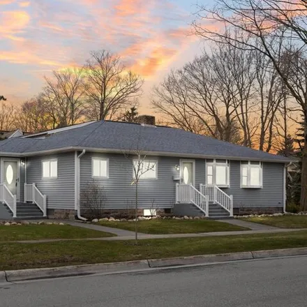 Buy this 3 bed house on 200 South Maple Street in Traverse City, MI 49684