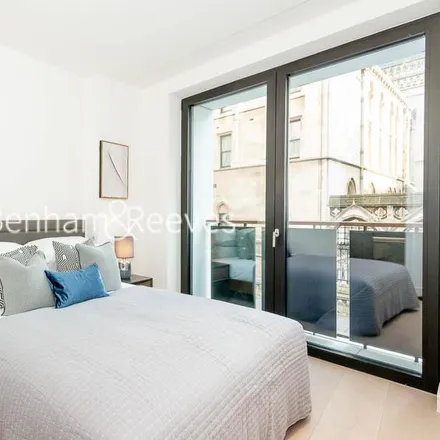 Image 3 - Lincoln Square, 18 Portugal Street, London, WC2A 2AT, United Kingdom - Apartment for rent