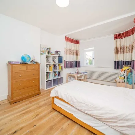 Image 4 - Manor Drive, London, KT5 8NF, United Kingdom - Apartment for rent