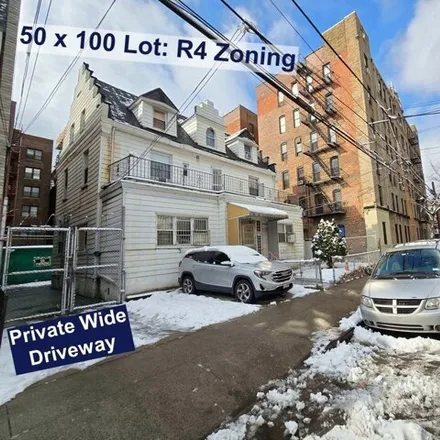 Image 1 - 41-68 Gleane Street, New York, NY 11373, USA - House for sale