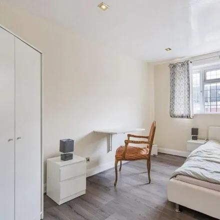 Image 3 - Longhill Road, London, SE6 1SD, United Kingdom - Duplex for rent
