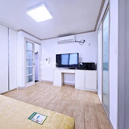 Rent this studio apartment on 부산광역시 수영구 광안동 1069-18