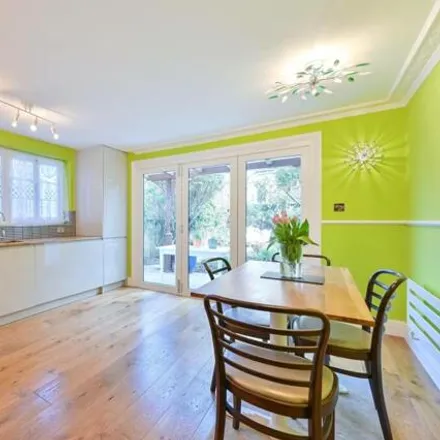 Rent this 5 bed duplex on New Kings Road in Wandsworth Bridge Road, London