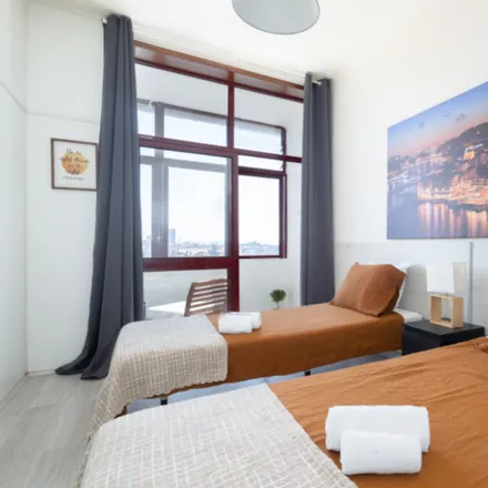 Rent this 2 bed apartment on Confeitaria M. L. in Rua dos Mártires da Liberdade, 4050-363 Porto