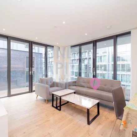Rent this 3 bed apartment on Neroli House in Piazza Walk, London