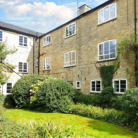 Rent this 2 bed apartment on Newland in Witney, OX28 3JG