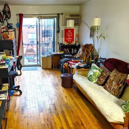 Image 4 - 62-11 43rd Avenue, New York, NY 11377, USA - House for sale