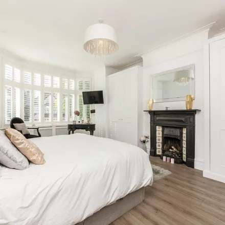 Rent this 6 bed apartment on 11 Rodenhurst Road in London, SW4 8AS