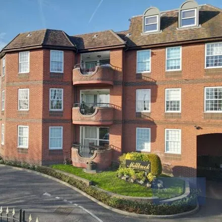 Image 1 - Millwell Crescent, Manor Road, Grange Hill, Chigwell, IG7 5QB, United Kingdom - Room for rent