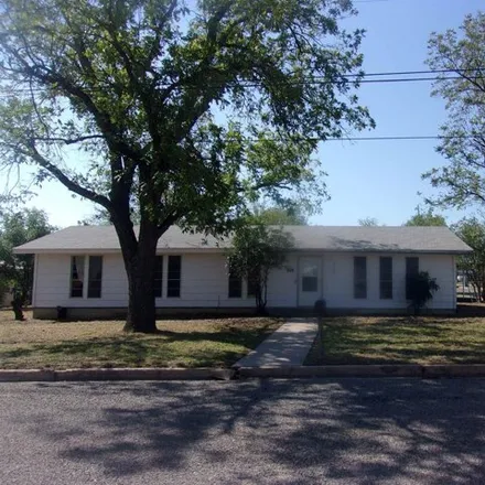 Image 3 - 1118 Ash Street, Llano, TX 78643, USA - House for sale