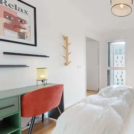 Rent this 4 bed room on 5bis Rue Sartoris in 92250 La Garenne-Colombes, France