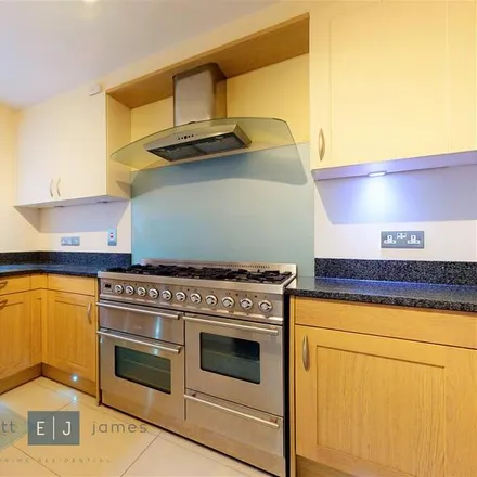 Image 3 - High Road, Loughton, IG10 4QZ, United Kingdom - Townhouse for rent