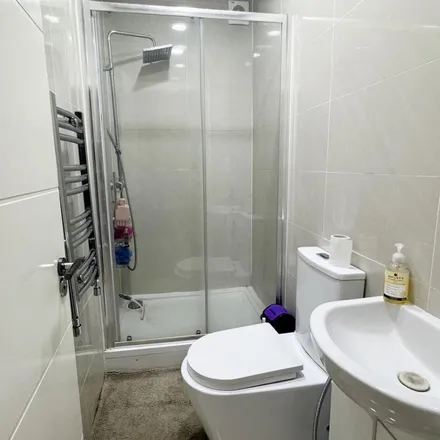 Image 5 - Grove Road, London, N12 9DS, United Kingdom - Apartment for rent