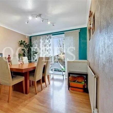 Image 4 - Chipstead Gardens, London, NW2 6EL, United Kingdom - Townhouse for sale