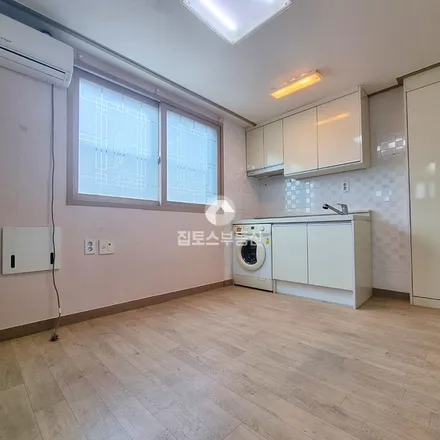 Rent this studio apartment on 서울특별시 마포구 망원동 416-5