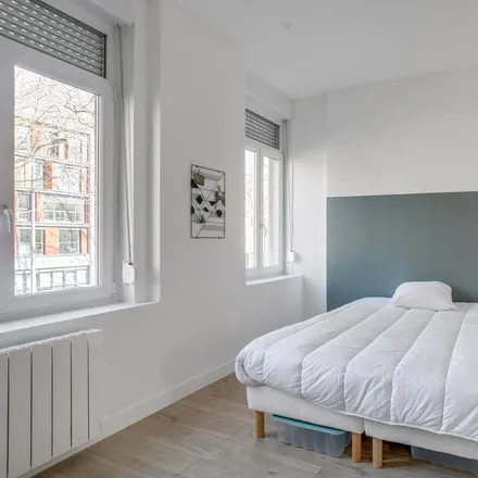Rent this 11 bed room on 28 boulevard de Montebello
