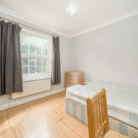 Rent this 4 bed apartment on 35 Braybrook Street in London, W12 0AR