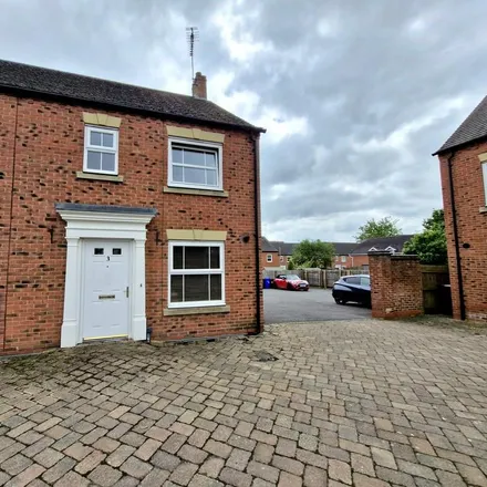 Rent this 3 bed townhouse on Carter Square Car Park in Auction Place, Uttoxeter