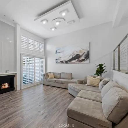 Image 2 - 22225 Erwin Street, Los Angeles, CA 91367, USA - House for sale