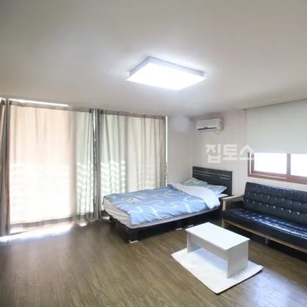 Rent this studio apartment on 서울특별시 강남구 역삼동 741-33
