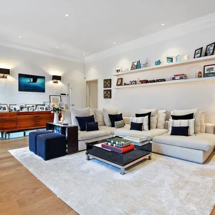 Rent this 2 bed apartment on Cadogan Gardens in London, N3 2HN