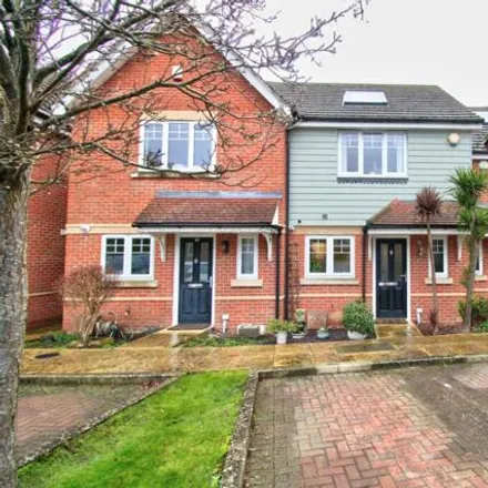 Buy this 2 bed townhouse on Windermere Gate in Easthampstead, RG12 7GU