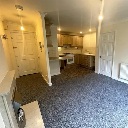 Image 4 - Silverstone Crescent, Packmoor, ST6 6XP, United Kingdom - Apartment for rent