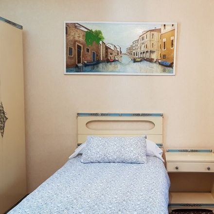 Rent this 2 bed room on Calle de Santa Orosia in 5, 50010 Zaragoza
