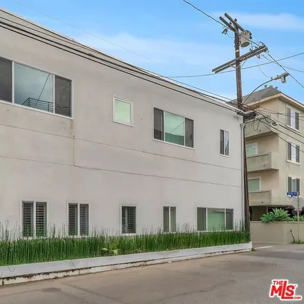 Buy this studio townhouse on 10 27th Avenue in Los Angeles, CA 90291