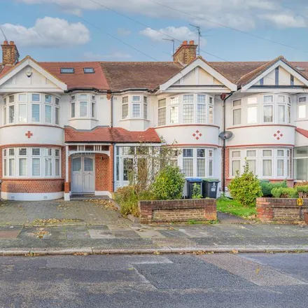 Rent this 4 bed townhouse on 279 Amberley Gardens in London, EN1 2NE