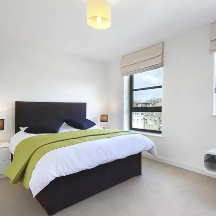 Rent this 3 bed room on 594 Commercial Road in London, E14 7JR
