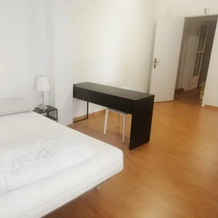 Rent this 5 bed room on Bar la Taperia in Carrer de l'Escultor Josep Capuz, 46005 Valencia