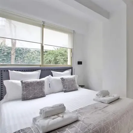 Rent this 3 bed apartment on Paris