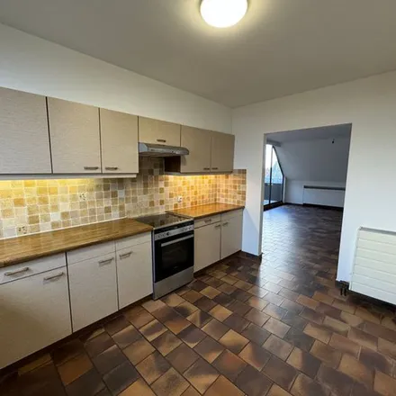 Rent this 3 bed apartment on Onze-Lieve-Vrouwplein 15 in 9150 Kruibeke, Belgium