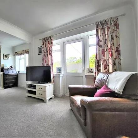 Image 2 - Aldwick Crescent, Worthing, BN14 0AR, United Kingdom - House for sale