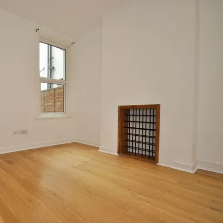 Image 3 - Laburnum Road, London, SW19 1BQ, United Kingdom - Townhouse for rent