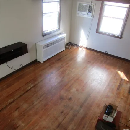 Image 4 - 86-11 249th Street, New York, NY 11426, USA - House for sale