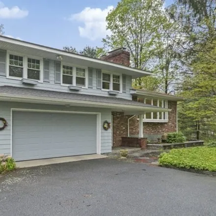 Image 1 - 66 Oak Hill Rd, Southborough, Massachusetts, 01772 - House for sale