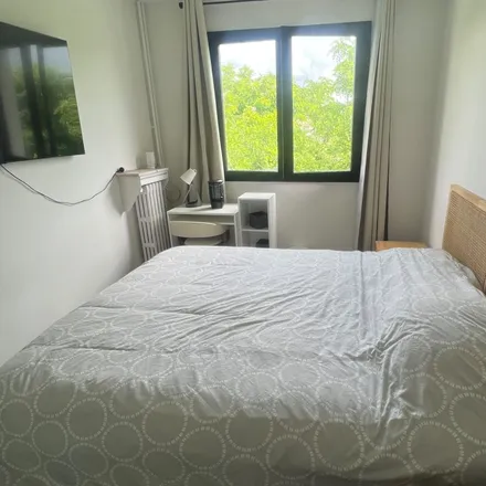 Rent this 3 bed apartment on 3 Rue Léon Delagrange in 75015 Paris, France