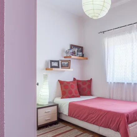 Rent this 4 bed room on Rua Senhor de Matosinhos in 4400-014 Vila Nova de Gaia, Portugal