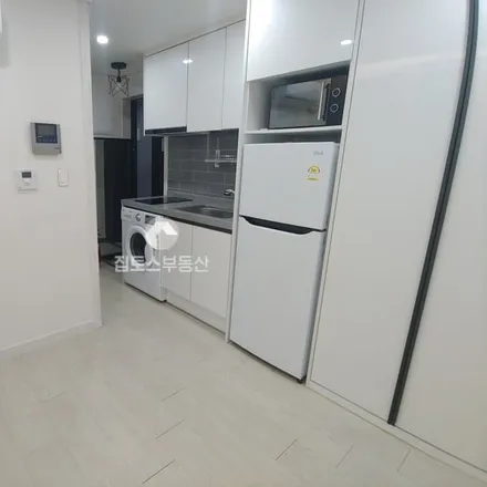 Rent this studio apartment on 서울특별시 은평구 응암동 588-13