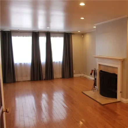 Image 4 - 14201 Dickens Street, Los Angeles, CA 91423, USA - Townhouse for rent